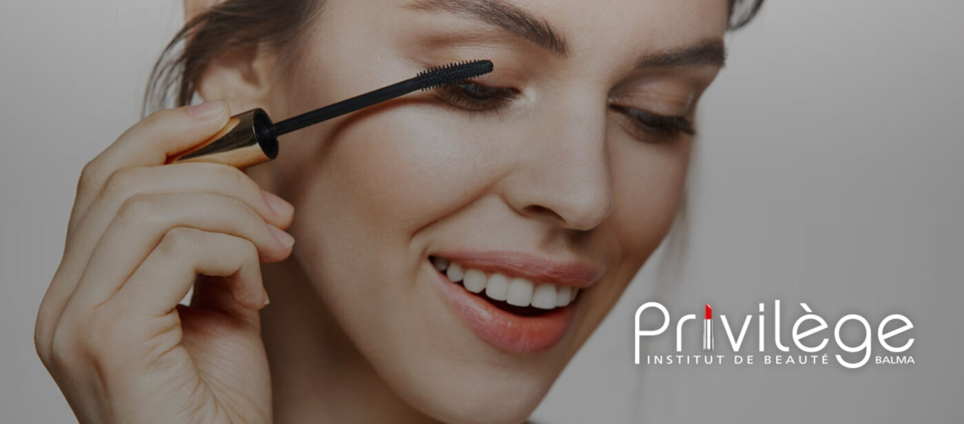 Femme appliquant du mascara à l'Institut Privilège à Balma.